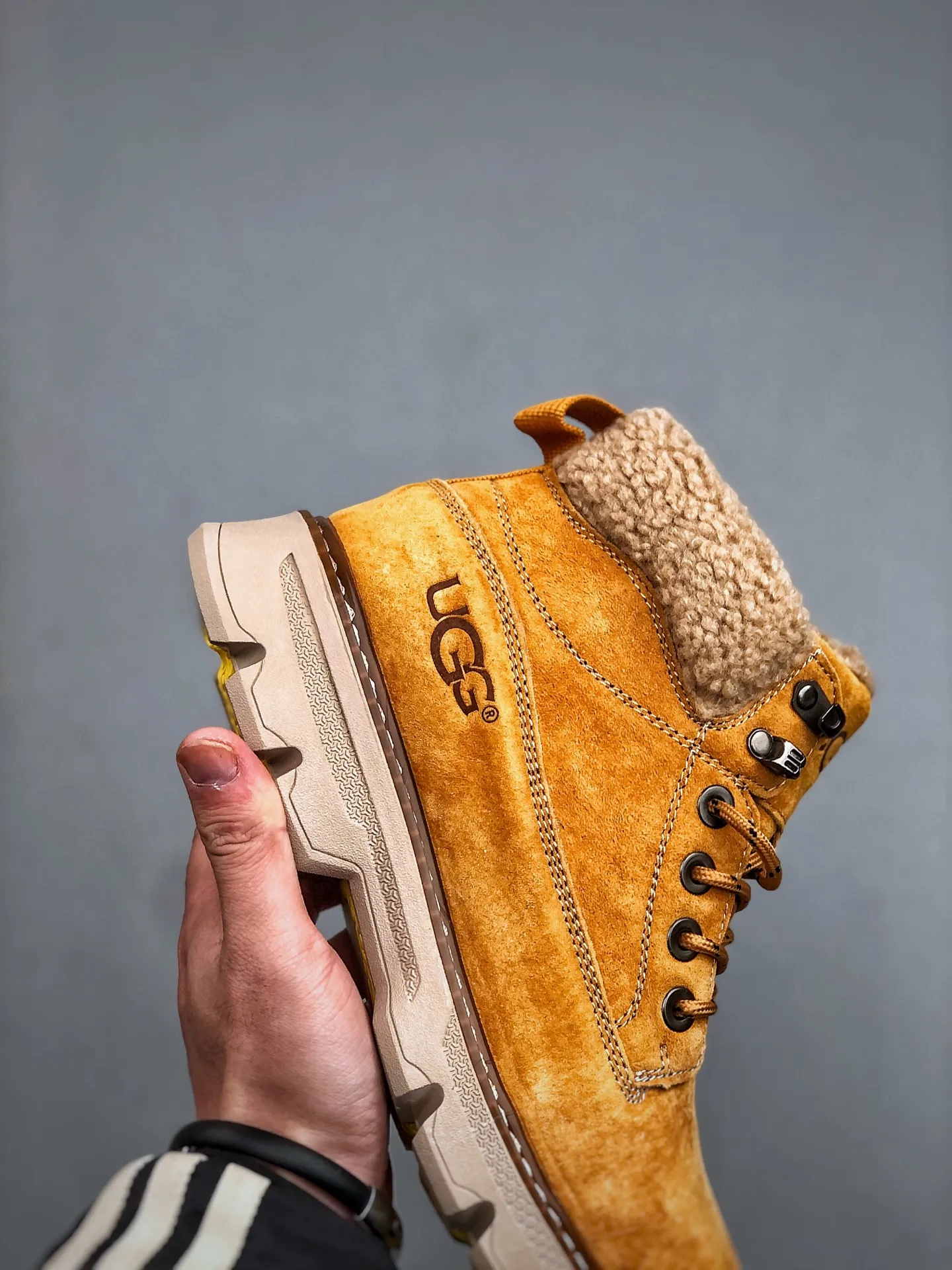 Welfare special price 💰480 UGG new autumn and winter products (lamb wool integrated lining, warm and heat-locking 🔥) must-have outdoor mid-top casual Martin boots snow boots series #Guangdong Dachang quality Autumn and winter new fashion trend matching The fabric is imported from Italy frosted cowhide. The whole shoe is made of genuine cowhide material. The outsole and hardware are all made from OEM raw materials. Good products do not kill pigs. The quality of the first order is strictly controlled and the entire set is packaged uniformly on the official website. Special products for outdoor use to protect against the cold this winter. A must-have for stylish men who can wear them casually every day‼ American affordable luxury brand [UGG] Tasman Weather Hybrid Tasman hybrid series mid-top lightweight casual Martin boots. Size: 39-44 (one size larger than sports shoes).